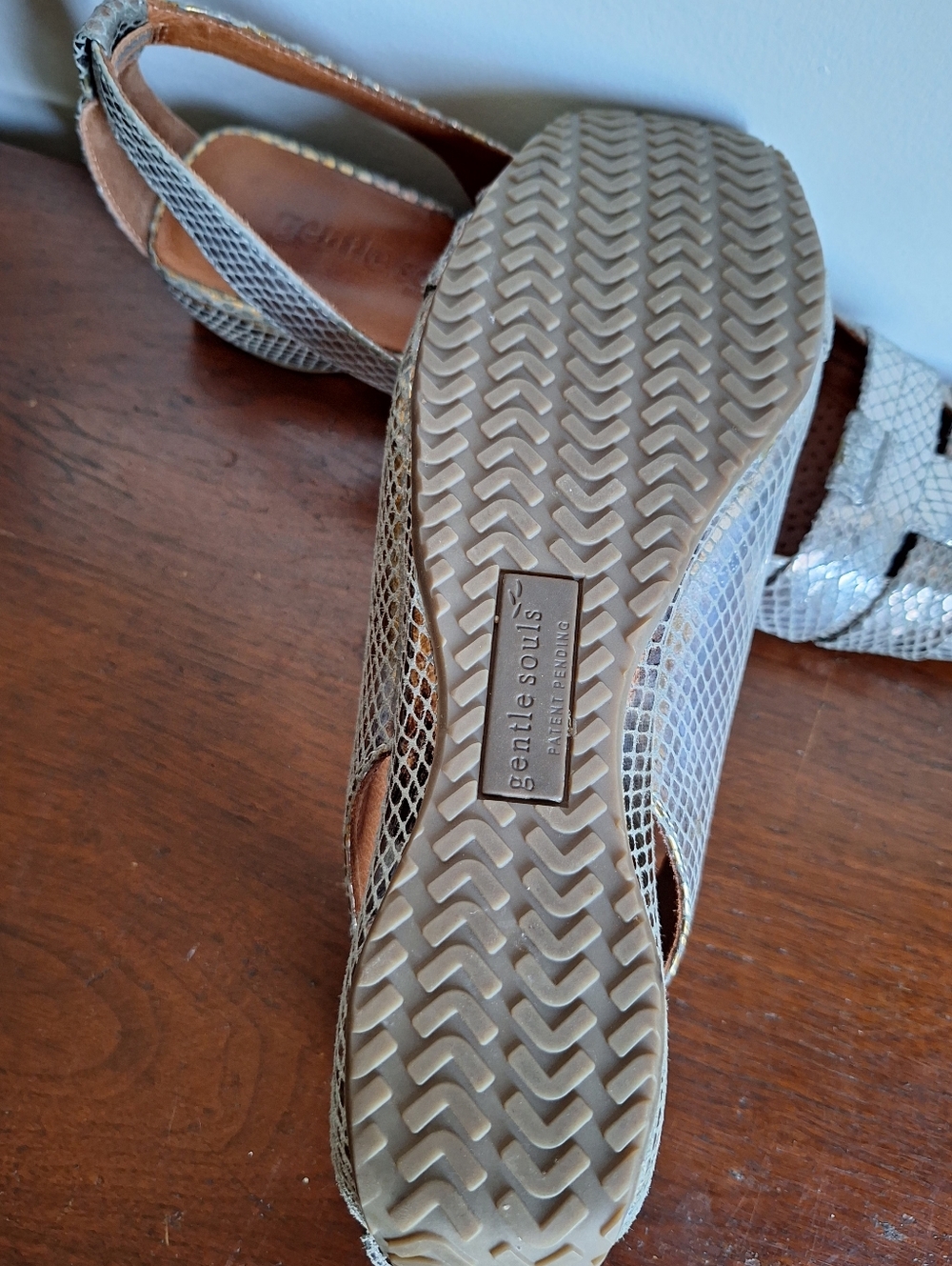 GENTLE SOULS SANDALS by Kenneth Cole Its so Fun Silver Gold Metallic 9.5M - Picture 5 of 10